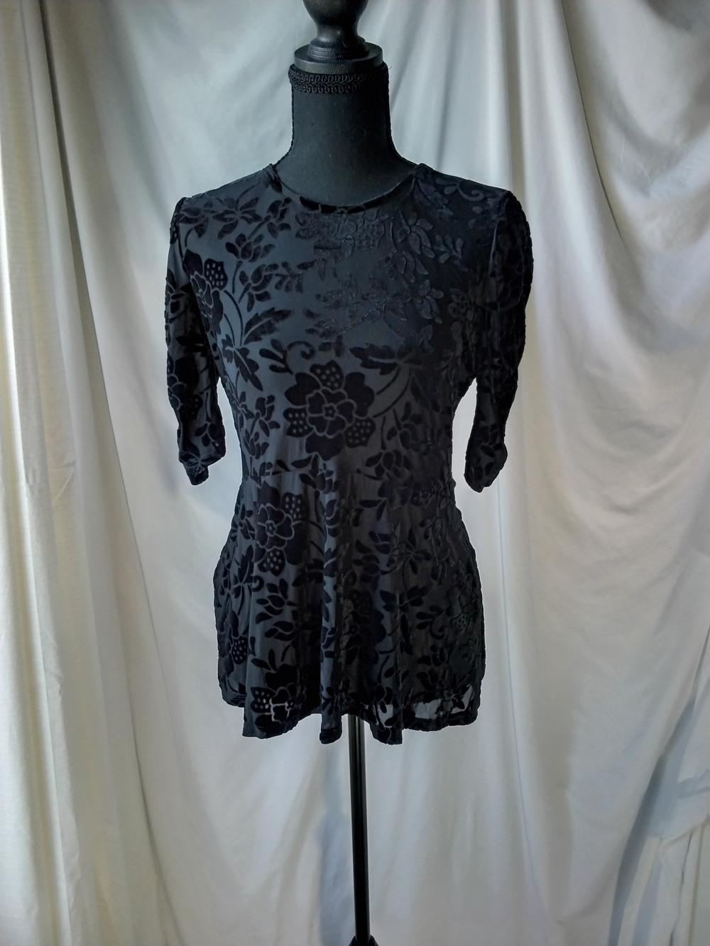 Ro & De Black Floral Burnout Peplum Short Sleeve Top